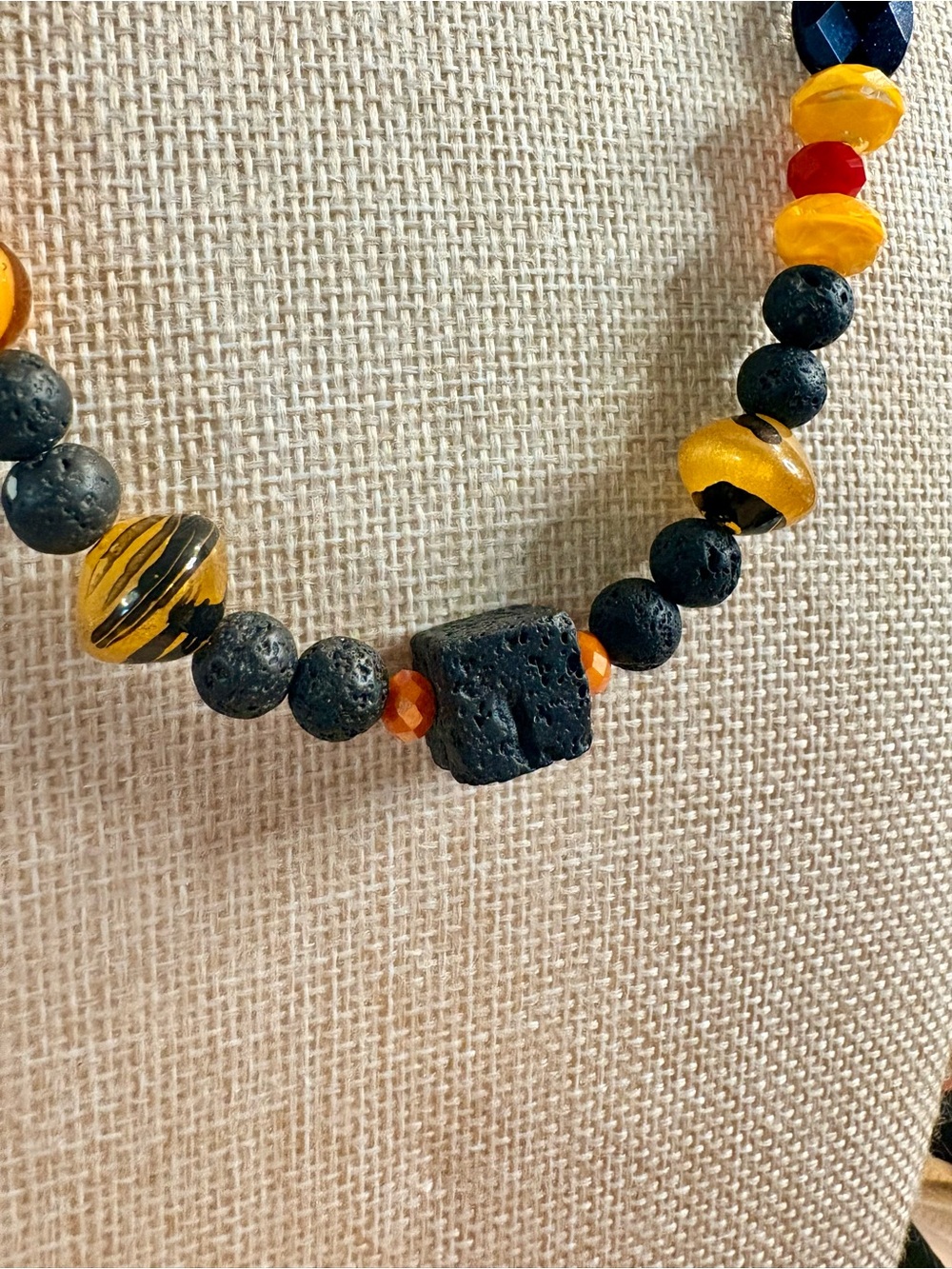 Artisan jewelry: “Pele” glass and stone necklace - Picture 5 of 6